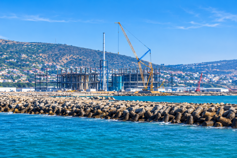 Proyecto de infraestructura hídrica en construcción en la costa de Marruecos